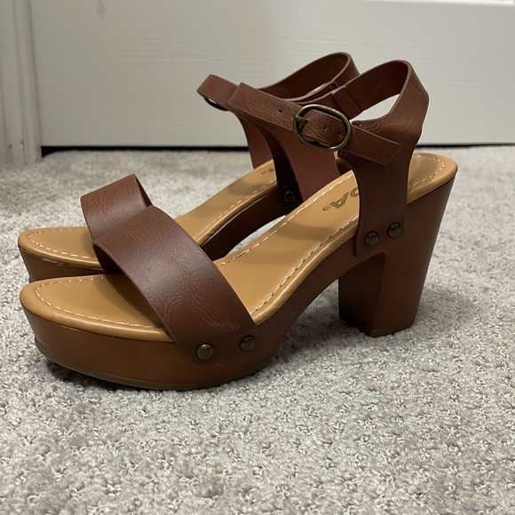 Soda Brown Ankle Strap platform boho Sandals - Picture 3 of 4